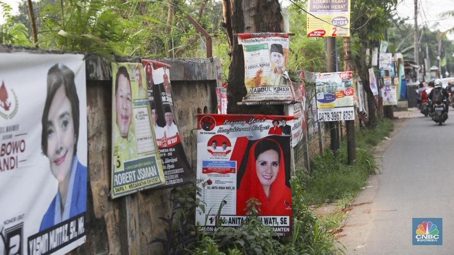 Suasana pemandangan Alat peraga Kampanye yang dipasang di pepohonan di sepanjang jalan dikawasan Rawa Buntu, Tangerang Selatan, Selasa 9/3. (CNBC Indonesia/Muhammad Sabki)