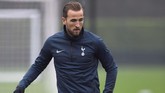 Penyerang sekaligus kapten Tottenham Hotspur Harry Kane menjalani latihan. Kehadiran Kane diharapkan bisa membawa Tottenham meraih kemenangan atas Manchester City. (Reuters/Tony O'Brien)