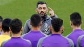Pelatih FC Porto Sergio Conceicao memberikan pidato sebelum latihan. Musim lalu Porto dikalahkan Liverpool di babak 16 besar Liga Champions. (Reuters/Jason Cairnduff)