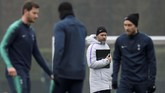 Manajer Tottenham Hotspur Mauricio Pochettino memimpin latihan terakhir jelang melawan Manchester City pada leg pertama perempat final Liga Champions. (Reuters/Tony O'Brien)