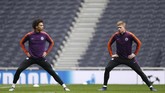 Dua bintang Manchester City Leroy Sane dan Kevin De Bruyne melakukan pemanasan pada latihan terakhir jelang melawan Tottenham Hotspur. (Reuters/John Sibley)