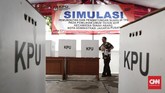 Simulasi pemungutan dan pencoblosan surat suara di TPS pada Pemilu 2019 diselenggarakan oleh Kelompok Penyelenggara Pemungutan Suara (KPPS) Kecamatan Tanah Abang, Jakarta. (CNNIndonesia/Safir Makki)
