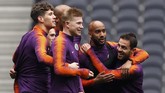 Sejumlah pemain Manchester City John Stones, Kevin De Bruyne, Fabian Delph dan Bernardo Silva terlihat menikmati jalannya latihan jelang melawan Tottenham Hotspur. (Reuters/John Sibley)