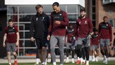 Manajer Liverpool Juergen Klopp berbicara dengan Virgil van Dijk sebelum sesi latihan terakhir jelang melawan Porto. (Reuters/Carl Recine)