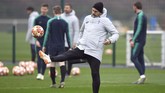 Manajer Tottenham Hotspur Mauricio Pochettino menendang bola di sela memantau latihan terakhir The Lilywhites jelang melawan Manchester City. (Reuters/Tony O'Brien)