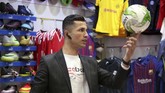 Biwar Abdullah memainkan bola sepak di sebuah toko olahraga di Soran. Impian Biwar adalah bertemu langsung dengan Cristiano Ronaldo. (REUTERS/Azad Lashkari)