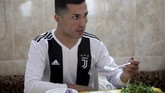Biwar Abdullah sedang makan di rumahnya di Soran, Erbil, Iraq, pada 6 April lalu sebelum menjalani pertandingan. (REUTERS/Azad Lashkari)