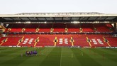 Skuat FC Porto menjalani latihan terakhir jelang melawan Liverpool dengan menjajal lapangan Stadion Anfield. (Reuters/Jason Cairnduff)