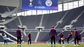 Para pemain Manchester City menjalani latihan di Stadion Tottenham Hotspur yang merupakan stadion baru Tottenham. (Reuters/John Sibley)