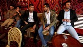 Biwar Abdullah duduk bersama sejumlah teman di sebuah kafe di Soran. Biwar juga memiliki gaya potongan rambut seperti Cristiano Ronaldo. (REUTERS/Azad Lashkari)