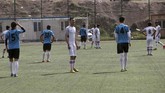 Biwar Abdullah (tengah) di sela pertandingan sepak bola amatir di Soran, Irak. (REUTERS/Azad Lashkari)