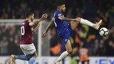 Chelsea mendominasi pertandingan atas West Ham United sejak menit awal. Bek kiri Chelsea Emerson Palmieri (kanan) berebut bola dengan gelandang West Ham, Manuel Lanzini, di Stadion Stamford Bridge. (Reuters/Tony O'Brien)