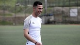 Biwar Abdullah tertawa ketika meninggalkan lapangan. Biwar terkenal di wilayah Soran karena memiliki wajah mirip Cristiano Ronaldo. (REUTERS/Azad Lashkari)