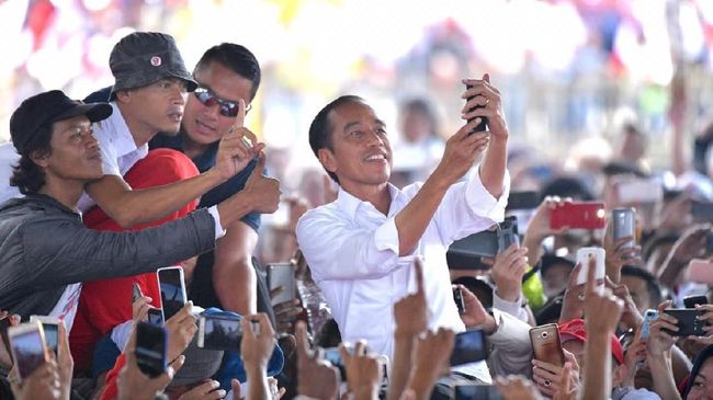 Batal Bertemu Mahasiswa, Jokowi Bersua Relawan di Istana