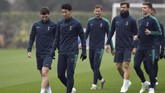 Skuat Tottenham Hotspur bersiap menjalani latihan terakhir jelang melawan Manchester City di Hotspurs Way, London. (Reuters/Tony O'Brien)