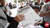 Bagi pemilih disabilitas netra tersedia template braile sebagai pemandu pilihan saat mencoblos. (CNNIndonesia/Safir Makki)
