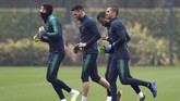 Sejumlah kiper Tottenham Hotspur Hugo Lloris, Michael Vorm, dan Paulo Gazzaniga menjalani latihan di Hotspurs Way jelang melawan Manchester City. (Reuters/Tony O'Brien)