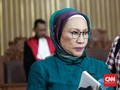 Di Sidang, Ratna Sarumpaet Konsisten Acungkan Salam Dua Jari