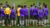 Pelatih FC Porto Sergio Conceicao memberi pengarahan kepada para pemain. Porto lolos ke perempat final dengan menyingkirkan AS Roma di babak 16 besar. (Reuters/Jason Cairnduff)
