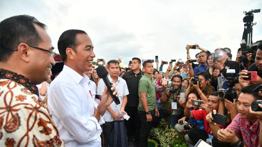 Calon presiden (Capres) Nomor Urut 01 Joko Widodo (Jokowi) berjanji akan merilis tiga kartu baru jika kembali terpilih sebagai presiden.