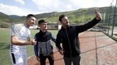 Dengan memiliki wajah mirip Cristiano Ronaldo, Biwar Abdullah sering diminta untuk melakukan selfie bersama. (REUTERS/Azad Lashkari)