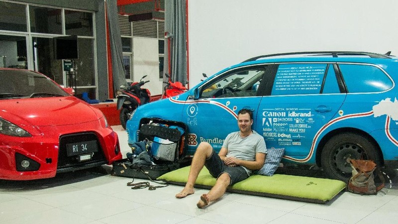 Wiebe Wakker melakukan perjalanan terpanjang di dunia dengan menggunakan mobil listrik.