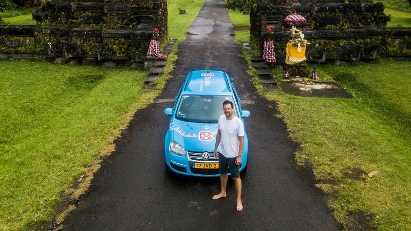 Wiebe Wakker melakukan perjalanan terpanjang di dunia dengan menggunakan mobil listrik.