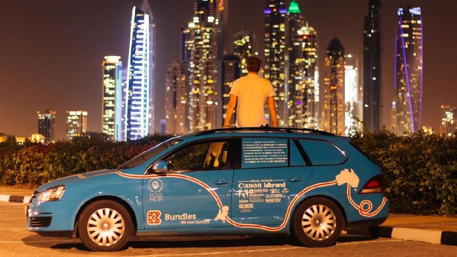 Petualang Belanda Wiebe Wakker dalam perjalanan mobil listriknya dari Belanda ke Australia, di Dubai, UEA Desember 2016 dalam gambar ini diperoleh dari media sosial. Foto diambil Desember 2016. (WIEBE WAKKER / PLUG ME IN PROJECT / via REUTERS)