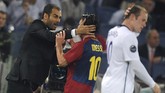 Lionel Messi merayakan kemenangan 2-0 Barcelona atas Manchester United pada final Liga Champions 2009 bersama Pep Guardiola yang ketika itu masih melatih Blaugrana. (AFP PHOTO / CHRISTOPHE SIMON)