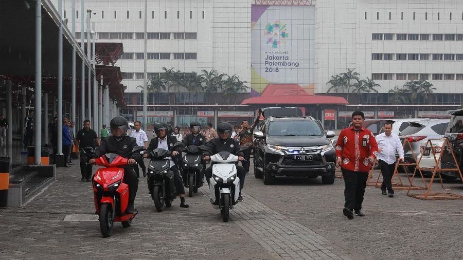 Menristekdikti Mohammad Natsir membawa motor listrik menuju acara Indonesia Startup Summit di JI Expo, Kemayoran, Jakarta, Rabu 10/4. Menristekdikti Mohammad Natsir menilai proyeksi positif atas masa depan Indonesia yang banyak diberikan oleh lembaga luar negeri ke Negara Indonesia. Bonus Demografi yang diprediksi Badan Pusat Statistik (BPS) mencapai puncaknya pada sekitar 2030 akan mendorong peluang lahirnya startup terbaik dalam beberapa tahun kedepan.