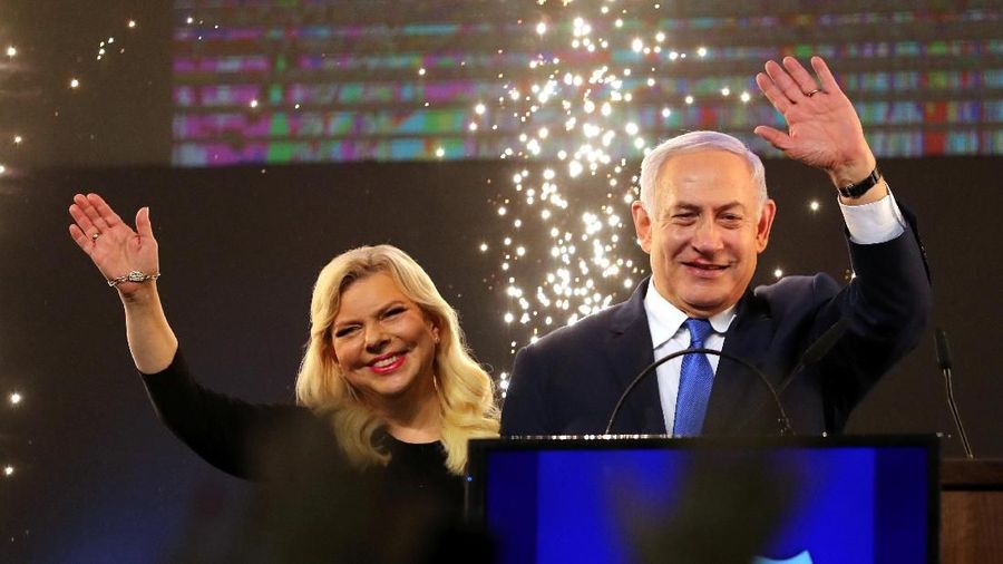 Perdana Menteri Israel Benjamin Netanyahu dan istrinya Sara melambai ketika Netanyahu berbicara setelah pengumuman jajak pendapat dalam pemilihan parlemen Israel di markas besar partai di Tel Aviv, Israel 10 April 2019. (REUTERS / Ammar Awad)
