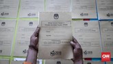 Setelah semua logistik Pemilu 2019 untuk suatu wilayah kecamatan dinyatakan sudah lengkap. Pemeriksaan ulang pun dilakukan untuk mengantisipasi kekurangan logistik di TPS. (CNNIndonesia/Safir Makki)