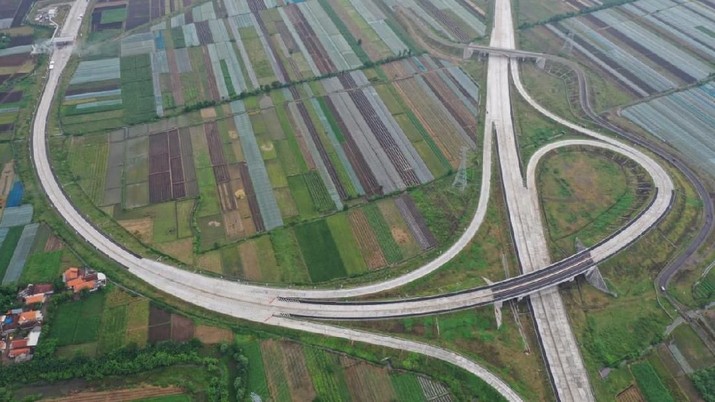 infrastruktur Jalan Tol Pasuruan - Probolinggo ( Paspro ) Jalan Tol Pasuruan-Probolinggo (Paspro) sepanjang 31,3 kilometer (km), di gerbang Tol Probolinggo Timur, Jawa Timur, Rabu (10/4/2019). (Arief Budi Mulyanto (Biro Komunikasi Publik Kementerian PUPR))