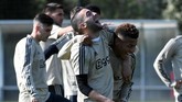Dua pemain Ajax Amsterdam Hakim Ziyech dan David Neres bercanda di tengah sesi latihan terakhir jelang melawan Juventus. (REUTERS/Piroschka Van De Wouw)