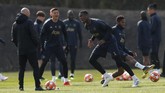 Gelandang Manchester United Paul Pogba dan Fred menjalani latihan jelang melawan Barcelona. Man United sangat berharap Paul Pogba bisa menunjukkan permainan terbaik melawan Barcelona. (Reuters/Lee Smith)