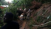 Hujan deras di Rio de Janeiro, Brasil, memicu tanah longsor. Sebanyak enam orang meninggal dalam kejadian itu. (REUTERS/Pilar Olivares)