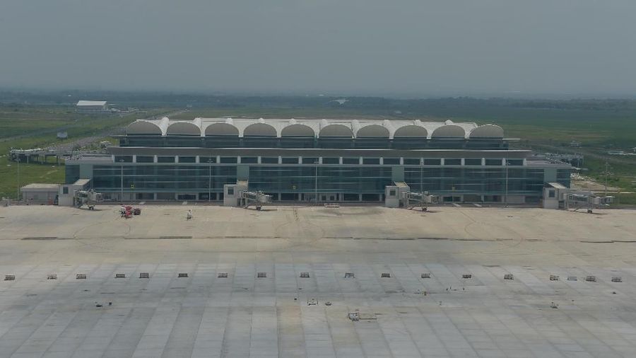 JK berpendapat bahwa jarak bandara tersebut terlalu jauh dari Bandung, Ibukota Provinsi Jawa Barat.