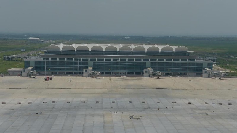 JK berpendapat bahwa jarak bandara tersebut terlalu jauh dari Bandung, Ibukota Provinsi Jawa Barat.