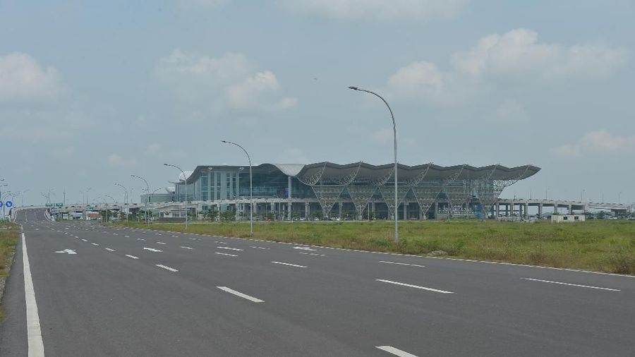 Langkah itu diambil sebagai solusi meramaikan bandara yang kerap disorot karena selalu sepi tersebut.