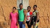 Kelahiran anak kembar adalah ihwal lumrah bagi kelompok etnis Yoruba, yang mendominasi penduduk Igbo Ora. (REUTERS/Afolabi Sotunde)
