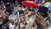 Pendukung mengenakan topeng pasangan Capres dan Cawapres nomor urut 02 Prabowo Subianto-Sandiaga Uno saat mengikuti kampanye terbuka di Stadion Sriwedari, Solo, Jawa Tengah, Rabu (10/4). (ANTARA FOTO/Mohammad Ayudha)