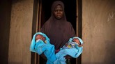 Melansir Reuters, studi ilmuwan Inggris pada tahun 1970-an menemukan sekitar 50 pasang anak kembar lahir dari setiap 1.000 kelahiran di Igbo Ora. (REUTERS/Afolabi Sotunde)