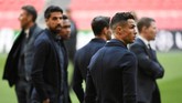Cristiano Ronaldo dan para pemain Juventus mengamati kondisi lapangan di Stadion Johan Cruijff Arena jelang melawan Ajax Amsterdam, Selasa (9/4). (REUTERS/Piroschka Van De Wouw)