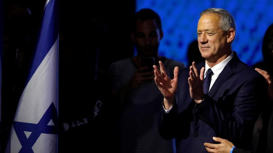 Benny Gantz, kepala partai Biru dan Putih, bertepuk tangan setelah memberikan pidato setelah pengumuman jajak pendapat keluar dalam pemilihan parlemen Israel di markas partainya di Tel Aviv, Israel 10 April 2019. (REUTERS / Amir Cohen)
