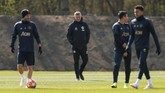 Manajer Manchester United Ole Gunnar Solskjaer memimpin jalannya latihan dengan Juan Mata, Alexis Sanchez, dan Jesse Lingard menjalani latihan. (Reuters/Lee Smith)