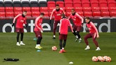 Sejumlah pemain Barcelona, termasuk Lionel Messi, Ivan Rakitic, dan Kevin-Prince Boateng, melakukan 'kucing-kucingan' pada latihan terakhir jelang melawan Manchester United. (Reuters/Lee Smith)