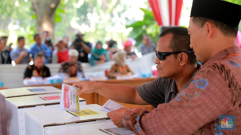Acara simulasi pemungutan suara yang diselenggarakan Panita KPU ini bekerja sama dengan pihak panitia TPS di Taman Suropati.