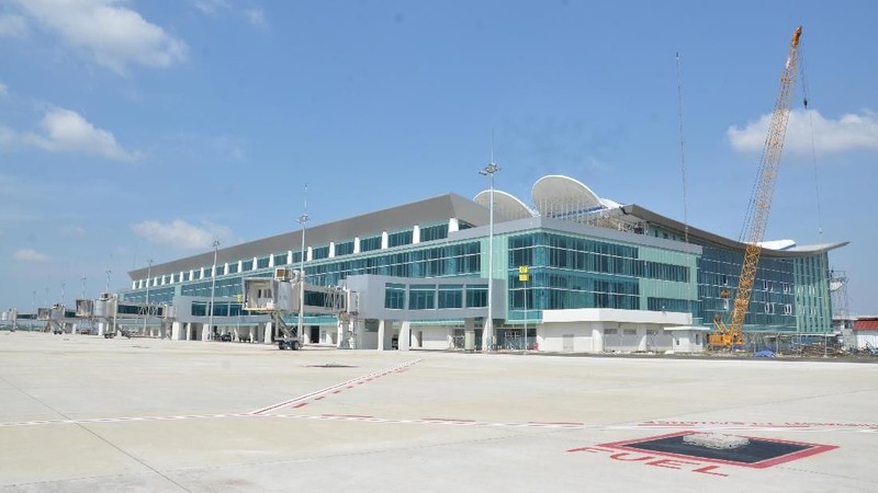 JK berpendapat bahwa jarak bandara tersebut terlalu jauh dari Bandung, Ibukota Provinsi Jawa Barat.