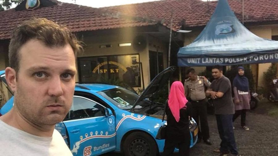 Wiebe Wakker melakukan perjalanan terpanjang di dunia dengan menggunakan mobil listrik.