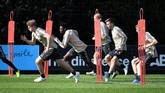 Kapten Ajax Amsterdam Matthijs de Ligt menjalani latihan. De Ligt merupakan salah satu pemain yang dihubungkan dengan Juventus. (REUTERS/Piroschka Van De Wouw)
